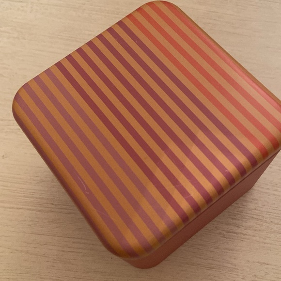 Fossil Tin Gift Box - Picture 2 of 4